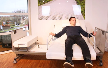 外國小伙帶你了解多功能醫(yī)用護(hù)理視頻