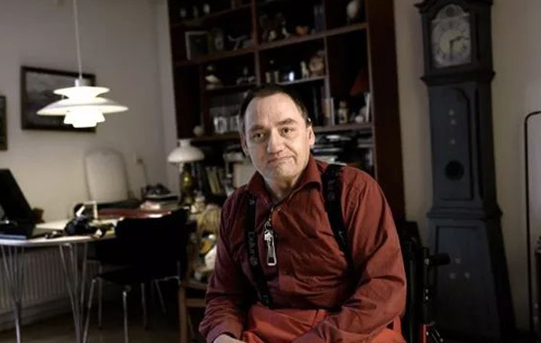 老人用護理床讓用戶不再苦于上下床的斗爭