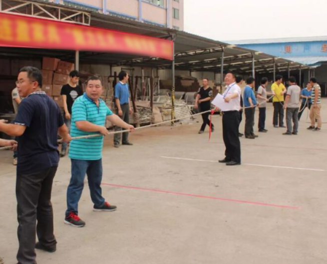 拔河現(xiàn)場   
