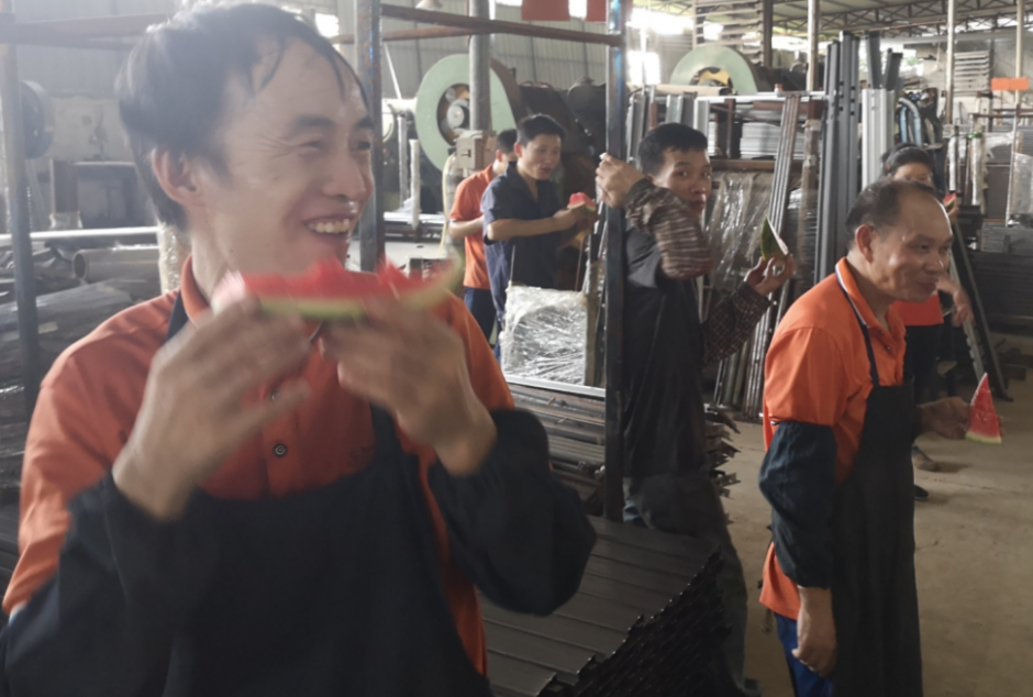 愉快的吃起西瓜 愉快的吃起西瓜