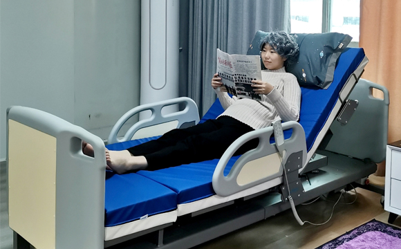 床上看報(bào) 床上看報(bào)