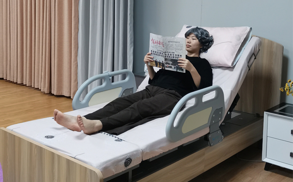 床上看報(bào) 床上看報(bào)