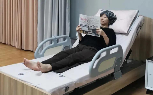 床上看報 床上看報