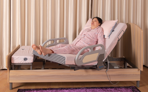 電動(dòng)旋轉(zhuǎn)升降護(hù)理床效果圖