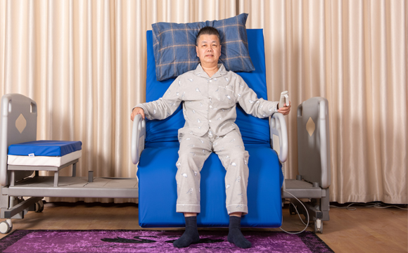 電動(dòng)旋轉(zhuǎn)升降護(hù)理床