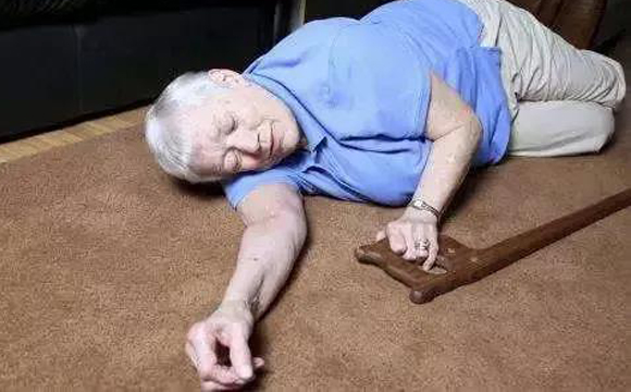 老人墜床跌倒 老人墜床跌倒