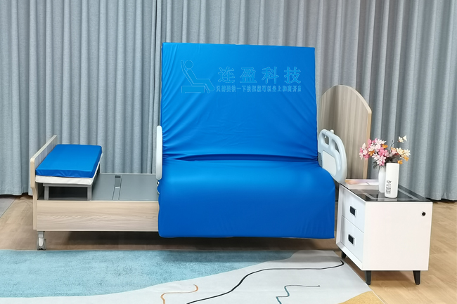 輔助老人起身站立